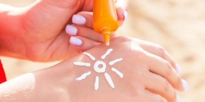 Thoa kem chống nắng đúng cách để đạt hiệu quả chống cháy nắng.