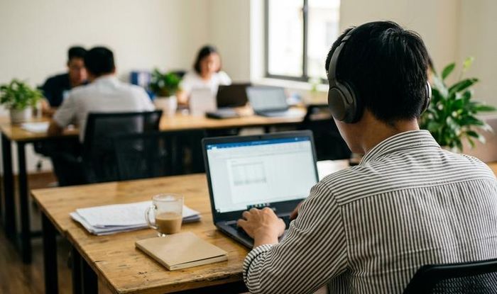 Từ 10/9, bố trí người lao động làm việc công việc, địa điểm khác với thỏa thuận trong hợp đồng, người lao động có thể bị phạt từ 3 - 7 triệu đồng. Ảnh minh họa bởi AI