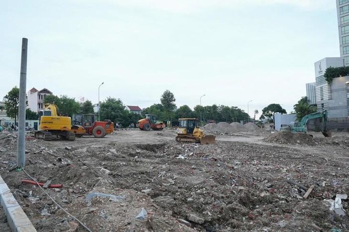 Tại công trường, nhiều máy móc được huy động để triển khai dự án.