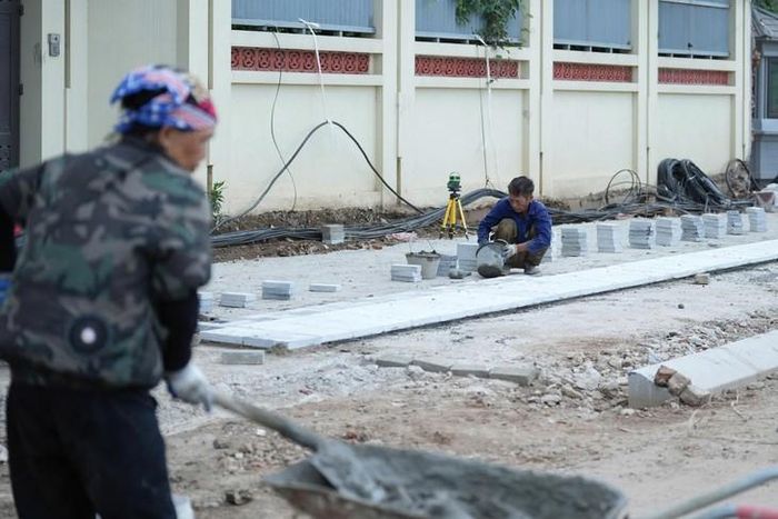 Công nhân đang thi công đá lát vỉa hè.