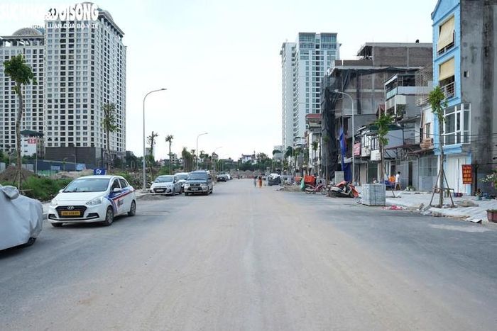 Đường giao thông hai bên rộng 19 - 21m., đường chính được mở rộng từ 20,5 - 93,6m, gồm các hạng mục khác như hệ thống cấp, thoát nước, hào kỹ thuật; tổ chức giao thông, lắp đặt hệ thống chiếu sáng