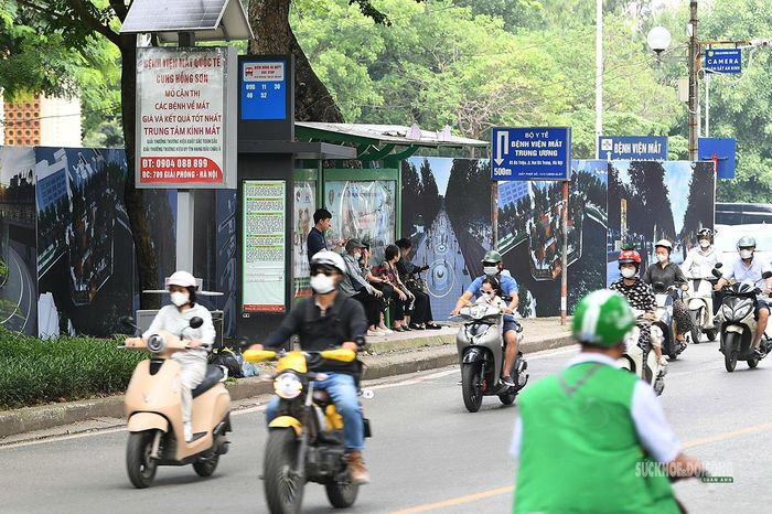 Hàng rào công trường nằm sát điểm chờ xe buýt trên phố Trần Nhân Tông.
