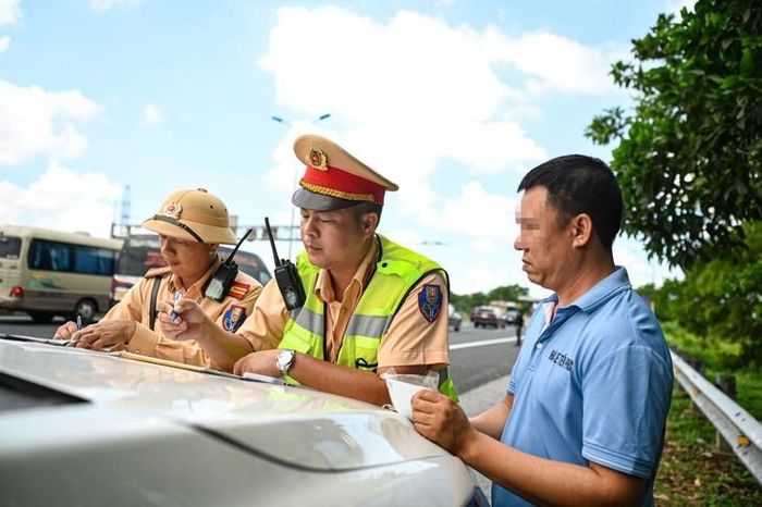 Nhiều tài xế xe tải, xe khách lớn vẫn đi sai làn, "bám làn trái" trên cao tốc Phan Thiết - Dầu Giây, tiềm ẩn nguy cơ tai nạn. Theo quy định, hành vi này có thể bị phạt đến 6 triệu đồng và trừ 2 điểm GPLX.