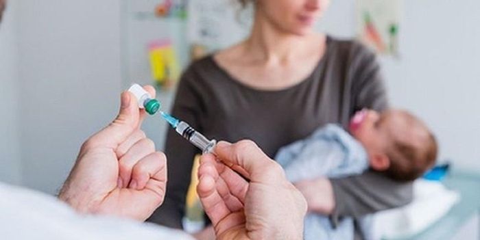 Vaccine viêm gan B cần được tiêm cho trẻ càng sớm càng tốt ngay sau khi chào đời.