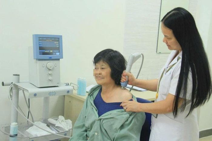 ThS.BSNT Ngô Thị Hiền điều trị đau cổ vai bằng liệu pháp sóng xung kích cho người bệnh.