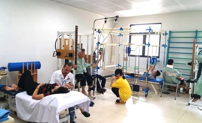 Người bệnh được sử dụng nhiều phương pháp điều trị phục hồi chức năng tại Bệnh viện Hữu nghị.