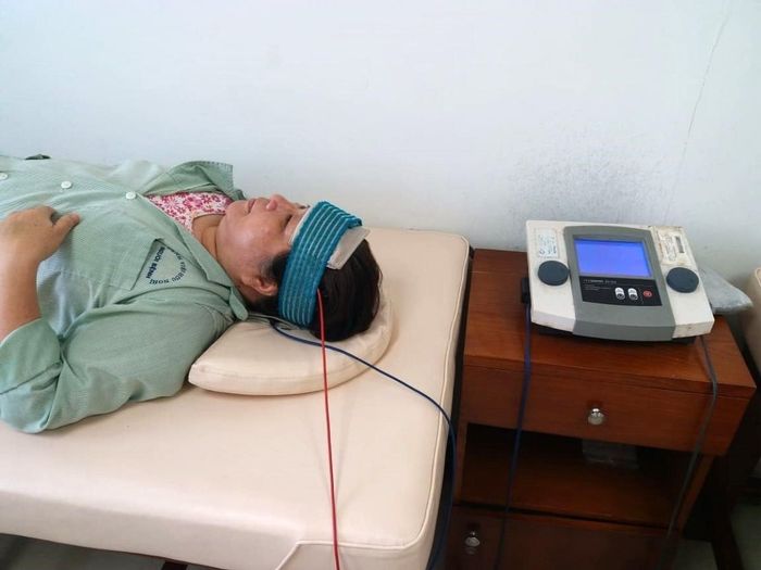 Người bệnh cao tuổi được điều trị phục hồi chức năng bằng điện phân thuốc.