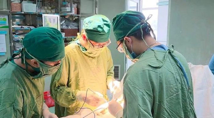 Ê-kíp bác sĩ Bệnh viện Hữu nghị Đa khoa Nghệ An khẩn trương phẫu thuật cấp cứu, kiểm soát chảy máu và cứu sống sản phụ bị vỡ thai góc sừng tử cung ở tuần thai thứ 21 trong tình trạng sốc mất máu nặng.