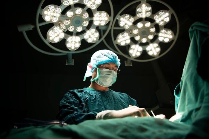 TS Ngô Gia Khánh - Trưởng khoa Phẫu thuật Lồng ngực đang thực hiện ca bóc nội mạc động mạch cảnh trong. Điều đặc biệt của ca mổ là bệnh nhân được gây tê vùng và hoàn toàn tỉnh táo trong suốt quá trình phẫu thuật.