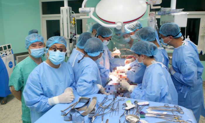 BSCKII Phạm Như Vĩnh Tuyên (ngoài cùng bên trái) cùng ê-kíp bác sĩ Bệnh viện Trung ương Huế trong một ca phẫu thuật.