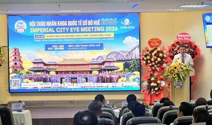 GS.TS Phạm Như Hiệp, Giám đốc Bệnh viện Trung ương Huế phát biểu khai mạc hội thảo.