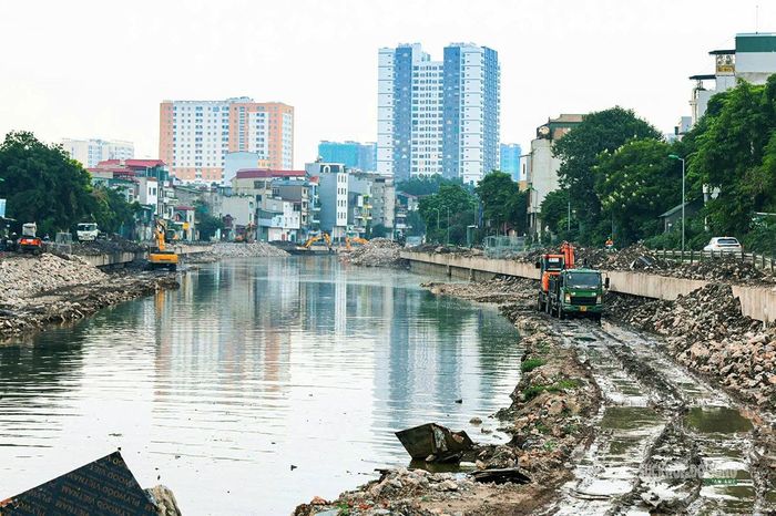 Hai bên lòng sông được đào mở để phục vụ nạo vét và gia cố bờ kè.