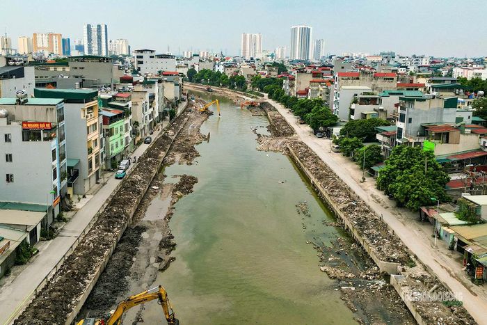 Khu vực đầu tuyến hạ lưu sông Kim Ngưu đang được tổ chức thi công.