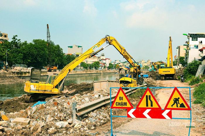 Máy móc thi công đồng loạt dọc tuyến hạ lưu sông Kim Ngưu.