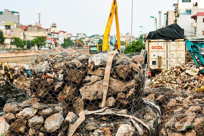 Các rọ đá được tập kết dọc bờ sông để hoàn thiện những hạng mục còn lại.