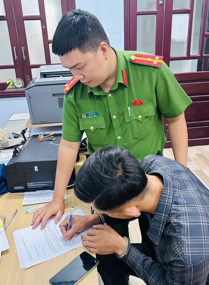 Lê Tấn Hùng ký vào biên bản. Ảnh: Công an TP Đà Nẵng