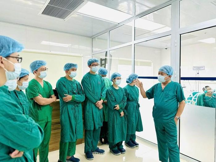 Đào tạo, chuyển giao kỹ thuật ghép phổi cho các bác si BV Bạch Mai, BV Y dược TPHCM. Ảnh: Bệnh viện cung cấp