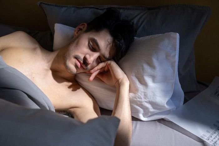 Ngủ sâu đóng vai trò cốt lõi giúp củng cố trí nhớ, tái tạo năng lượng thể chất, hỗ trợ quá trình phục hồi cơ thể và bảo vệ sức khỏe lâu dài. Ảnh: Ron Lach/Pexels