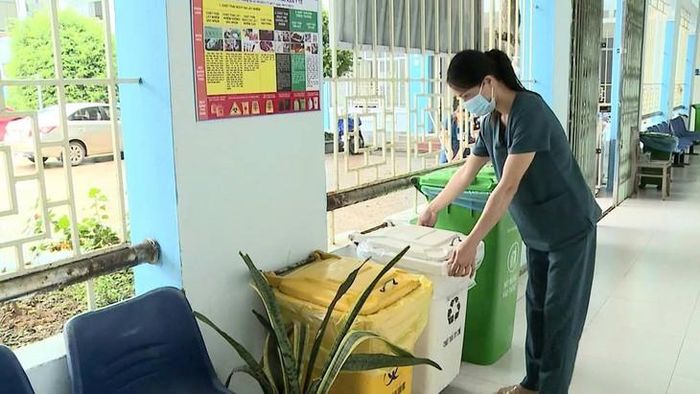 Viên chức Trung tâm y tế Hòa An sắp xếp phân loại rác thải tại đơn vị. Ảnh: Trọng Thụ