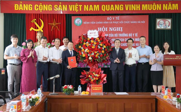 Thứ trưởng Bộ Y tế Trần Văn Thuấn cùng đại diện lãnh đạo các Vụ, Cục, Văn phòng Bộ Y tế và bệnh viện chúc mừng tân Phó Giám đốc Trần Ngọc Nghị.