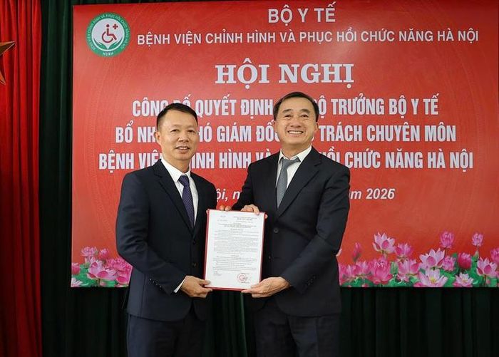 GS.TS Trần Văn Thuấn - Thứ trưởng Bộ Y tế, Chủ tịch Hội đồng Y khoa Quốc gia trao Quyết định điều động, bổ nhiệm Phó Giám đốc phụ trách chuyên môn Bệnh viện Chỉnh hình và Phục hồi chức năng Hà Nội đối với TS.BS Trần Ngọc Nghị.