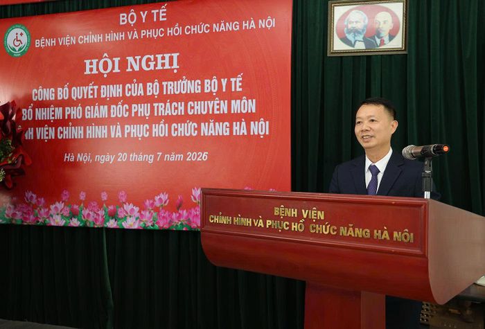 Tân Phó Giám đốc phụ trách chuyên môn Bệnh viện Chỉnh hình và Phục hồi chức năng Hà Nội Trần Ngọc Nghị phát biểu.