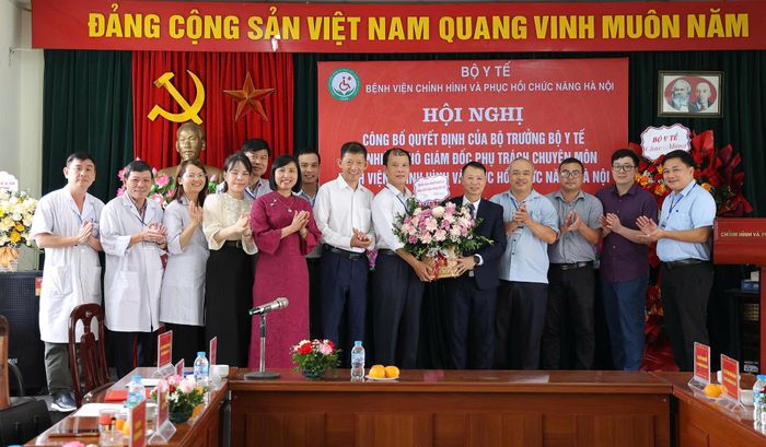 Tập thể Bệnh viện chúc mừng TS.BS Trần Ngọc Nghị.