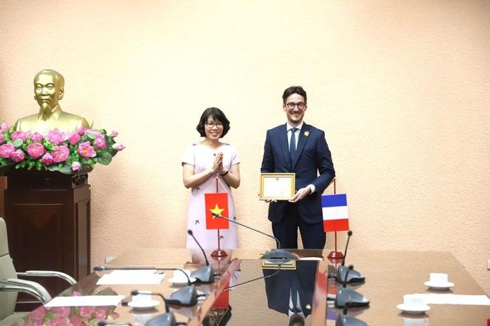 Đại diện Vụ Hợp tác Quốc tế trao tặng Kỷ niệm chương 'Vì sức khỏe nhân dân' cho ông Gilles ANGLES.