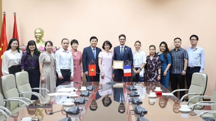 Đại biểu dự buổi lễ chúc mừng ông Gilles ANGLES, Tùy viên Hợp tác Y tế, Đại sứ quán Cộng hòa Pháp tại Việt Nam.