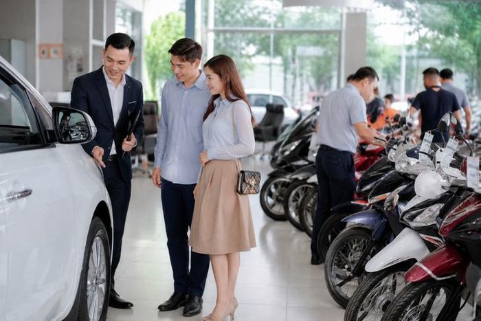 Từ ngày 15/8/2026, người dân đủ điều kiện khi mua ô tô sẽ được giảm 50% lệ phí trước bạ; người mua xe máy được miễn 100% (hình ảnh minh họa sử dụng AI).