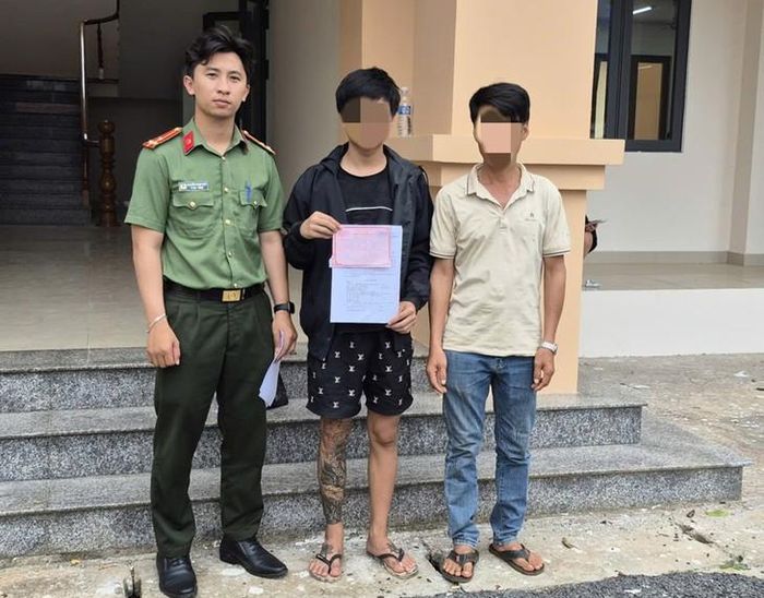 Công an xã Hòa Ninh bàn giao anh N.H.T. về gia đình quản lý. Ảnh: CALĐ.