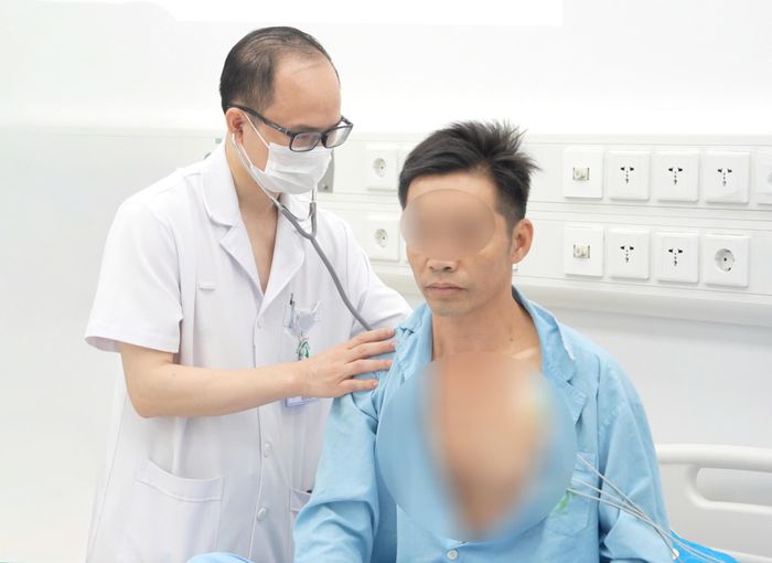 TS.BS Lê Quang Thuận - Phó Giám đốc Trung tâm Chống độc, Bệnh viện Bạch Mai khám lại cho bệnh nhân của vụ ngạt khí.