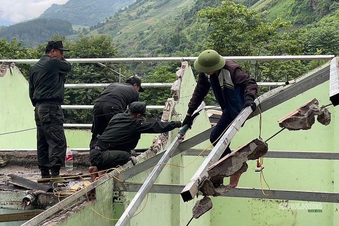 Tháo dỡ phần mái và kết cấu nhà bị hư hại. Ảnh: Nguyễn Hằng