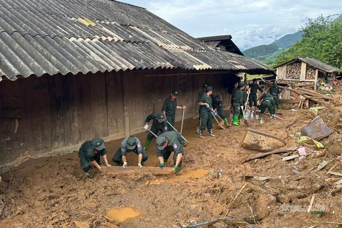Dọn đất đá và cây gỗ tràn vào khu dân cư. Ảnh: Nguyễn Hằng