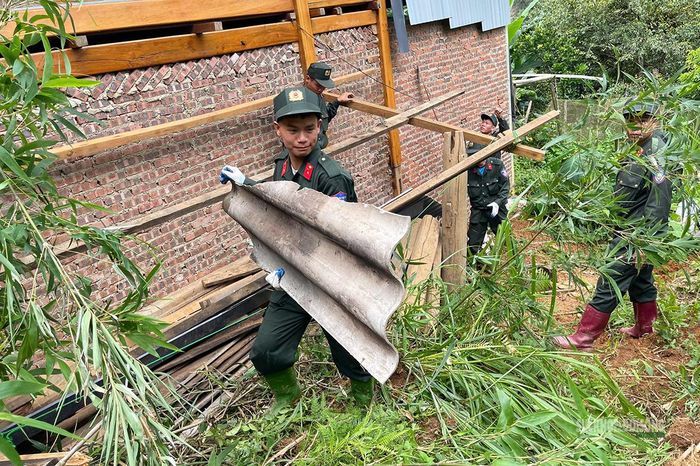 Những tấm lợp hư hỏng được tháo dỡ, đưa ra khỏi khu vực dân cư. Ảnh: Nguyễn Hằng