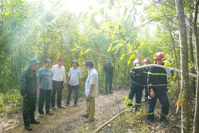 Lãnh đạo UBND TP Huế chỉ đạo công tác chữa cháy rừng. Ảnh: UBND TP Huế