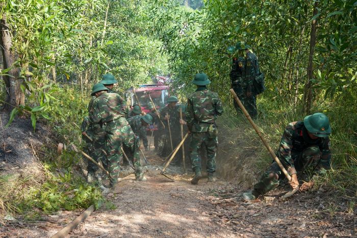 Nhiều lực lượng được huy động tham gia chữa cháy. Ảnh: UBND TP Huế