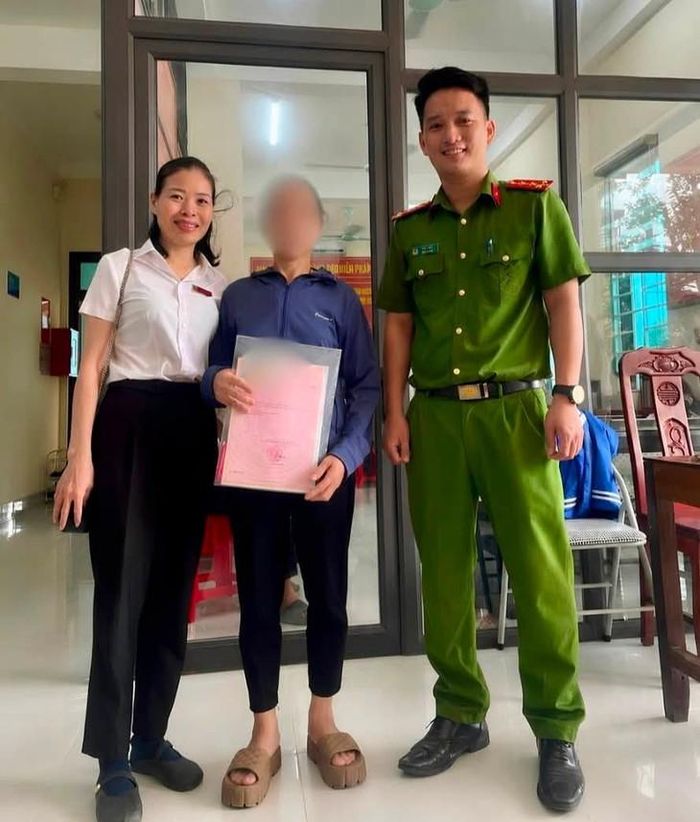 Công an phường Hoàng Mai và Agribank Chi nhánh Hoàng Mai giúp người phụ nữ tránh bị lừa mất 100 triệu đồng. Ảnh: Công an phường Hoàng Mai.