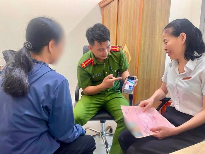 Lực lượng công an tuyên truyền, phân tích thủ đoạn lừa đảo qua mạng xã hội cho người dân. Ảnh: Công an phường Hoàng Mai.
