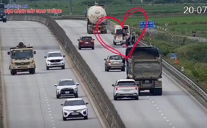 Hình ảnh xe 16 chỗ dừng trên cao tốc nhưng không đặt cảnh báo. Ảnh: Cục CSGT
