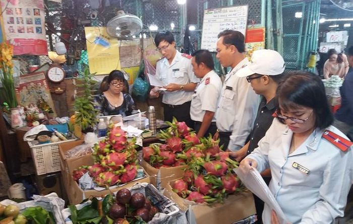 Kiểm tra tuân thủ pháp luật về an toàn thực phẩm tại chợ đầu mối nông sản Thủ Đức. Ảnh: Đ.Bá.