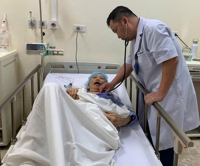 TS.BS. Phan Thảo Nguyên, Phó Giám đốc Bệnh viện E, Trưởng khoa Nội Tim mạch người lớn, Trung tâm Tim mạch thăm khám cho bệnh nhân. Ảnh KM