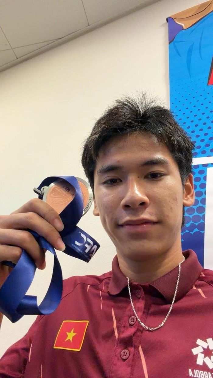 Lê Văn Thuận và tấm Huy chương Vàng SEA Games 33. (Ảnh: FBNV)