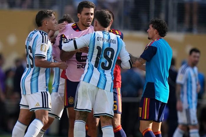 Otamendi (số 19 của ĐT Argentina) và Molina (số 26) ẩu đả với Rodri (số 16 của ĐT Tây Ban Nha) sau trận Chung kết. Ảnh: Frank Franklin II/ AP Photo.