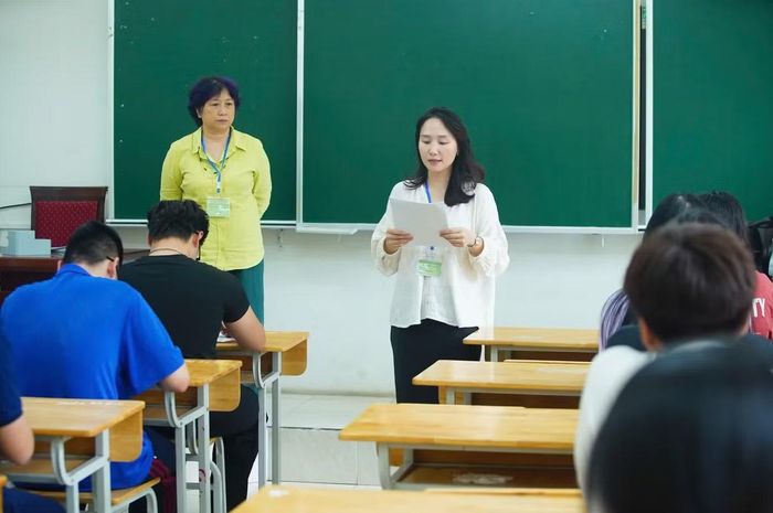 Mỗi phòng thi có 2 giám thị đảm bảo công tác coi thi. Ảnh: Duy Phạm/TPO
