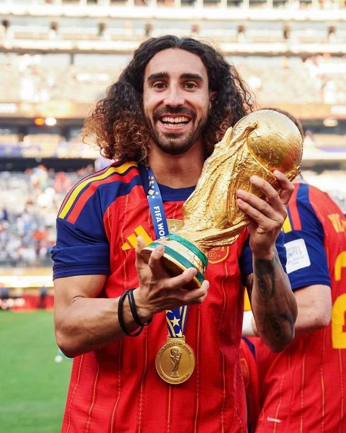 "Hậu vệ trái tuyệt vời" Marc Cucurella.