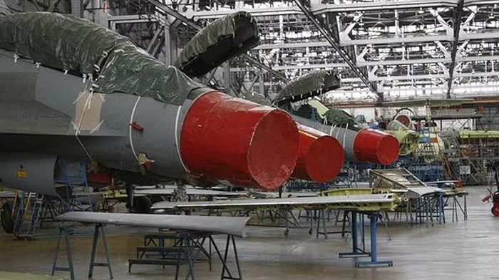 Khả năng đa dạng như vậy khiến máy bay được săn đón rộng rãi trong nhiều tình huống tác chiến khác nhau. Tính linh hoạt cho phép Su-35 giữ được giá trị của mình ngay cả khi các nền tảng hiện đại hơn xuất hiện.