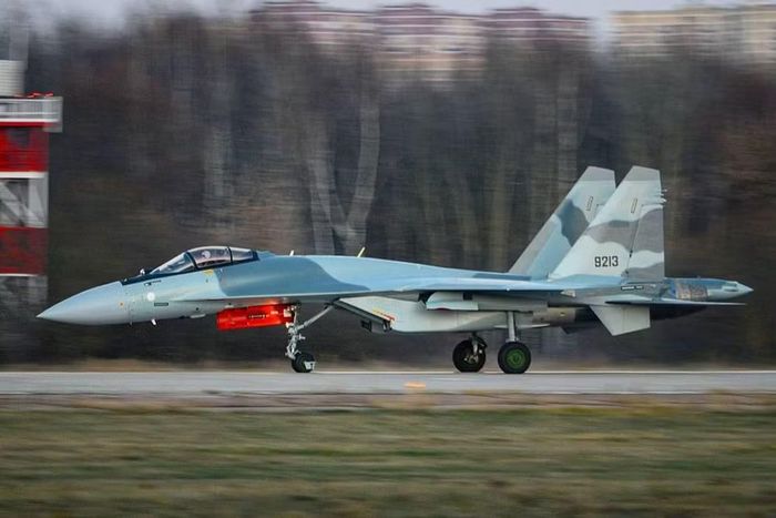 "Xét về nhiều mặt, Su-35 giống như khẩu AK-47 của các máy bay chiến đấu hiện đại - mạnh mẽ, đáng tin cậy và không hề thua kém các thiết kế hiện đại cũng như tương lai".