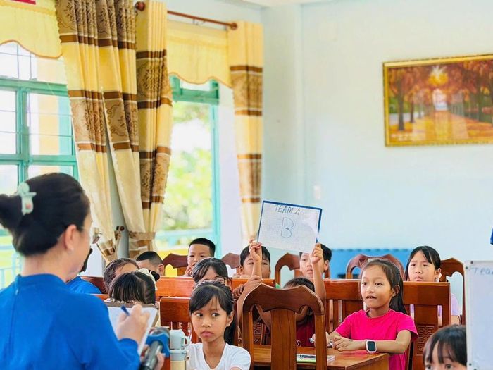 Các “Gia sư áo xanh” bồi dưỡng tiếng Anh cho học sinh. Ảnh: Nguyễn Tú