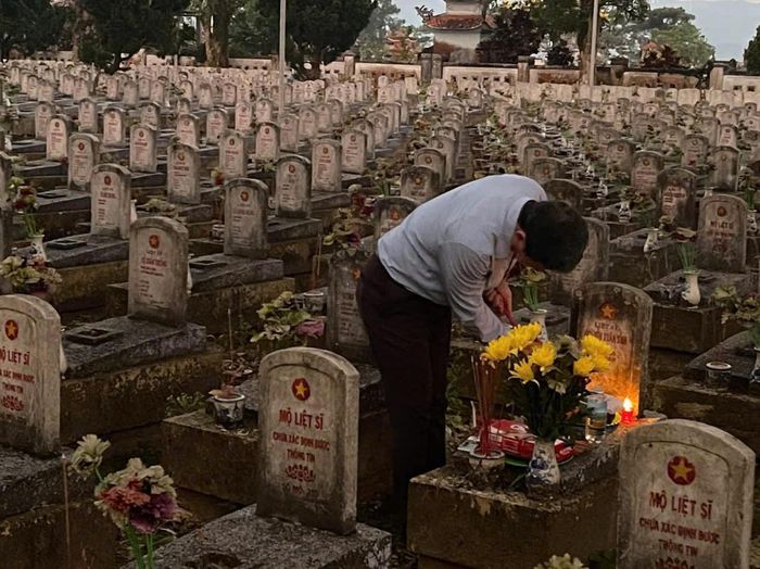 Cuộc “đoàn tụ” đặc biệt của ông Đính và anh trai tại Nghĩa trang liệt sĩ Hướng Hóa, tỉnh Quảng Trị. Ảnh: NVCC